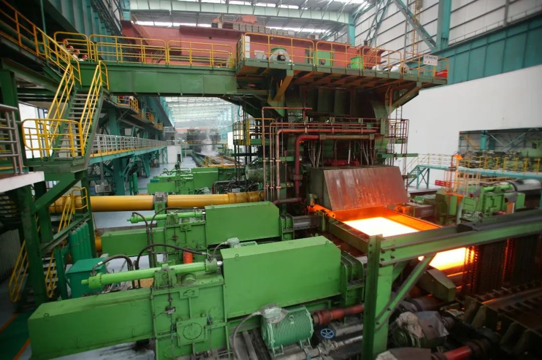 近日，河钢舞钢公司研发的新产品抗HIC腐蚀、大厚度超低温用钢09MnNiDR（HIC）钢板全部交付客户，回厂复检性能100%合格，获得用户高度评价。该钢种为开发的新钢种，可以平替进口，将独家用于国内某大型石化项目关键设备制造。