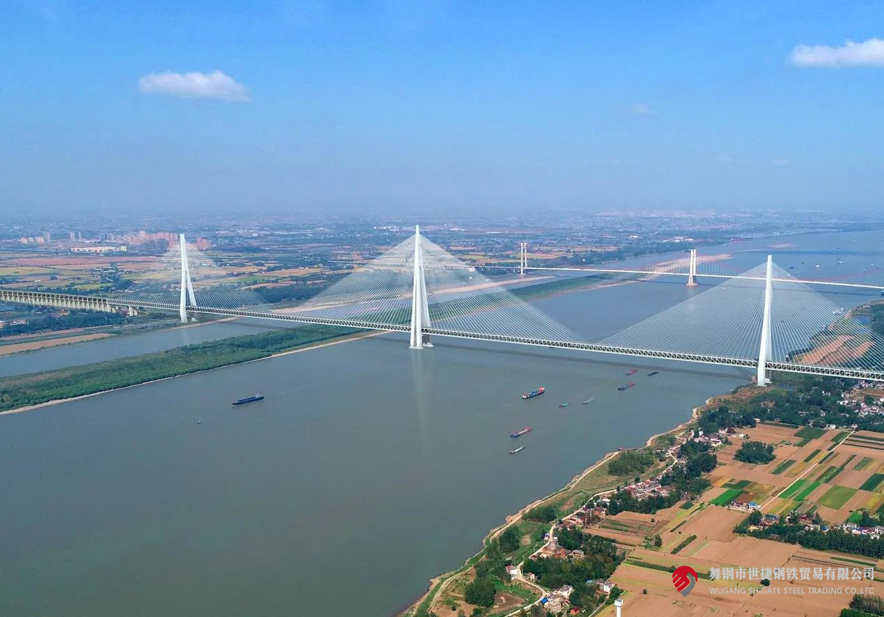 4月10日，中央电视台《新闻联播》和《东方时空》节目同时播报了更大跨度三塔斜拉桥——马鞍山长江公铁大桥主塔开始吊装的消息。该项目建设过程中，河钢集团舞钢公司累计为其供应高级别桥梁钢板Q370qE、Q420qE、Q500qE近6万吨，用于该桥关键部位建设。其中，批量供货的高级别桥梁钢Q500qE各项技术指标世界领先。目前，舞钢桥梁钢实现了从Q345到Q690级别的全覆盖。  
