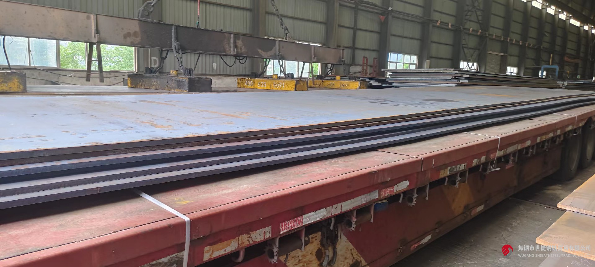 近日，河钢集团舞钢公司生产的低合金容器钢板本体性能检验顺利通过ABS（美国船级社）的认证，认证等级达到Q345R-Z35及SA516Gr70-Z35级别，认证厚度为50mm和100mm。这标志着舞钢的低合金容器钢板生产能力跨上新台阶，实现了船用钢板的新突破，对于开辟新的利润增长点具有重要意义。