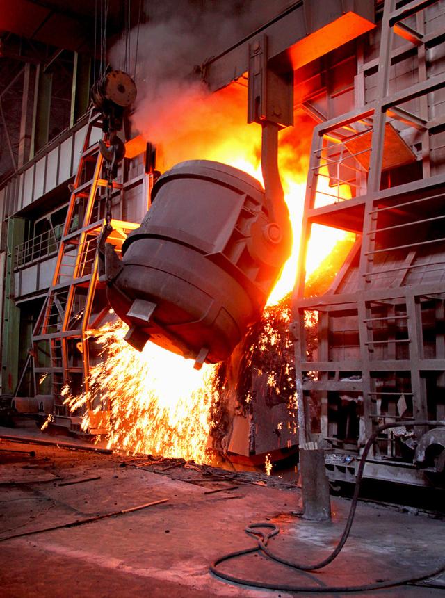 炼铁过程实质上是将铁从其自然形态——矿石等含铁化合物中还原出来的过程。炼铁方法主要有高炉法、直接还原法、熔融还原法等，其原理是矿石在特定的气氛中（还原物质CO、H2、C；适宜温度等）通过物化反应获取还原后的生铁。生铁除了少部分用于铸造外，绝大部分是作为炼钢原料。  高炉炼铁是现代炼铁的主要方法，钢铁生产中的重要环节。这种方法是由古代竖炉炼铁发展、改进而成的。尽管世界各国研究发展了很多新的炼铁法，但由于高炉炼铁技术经济指标良好，工艺简单，生产量大,劳动生产率高,能耗低，这种方法生产的铁仍占世界铁总产量的95％以上。  炼铁工艺是是将含铁原料（烧结矿、球团矿或铁矿）、燃料（焦炭、煤粉等）及其它辅助原料（石灰石、白云石、锰矿等）按一定比例自高炉炉顶装入高炉，并由热风炉在高炉下部沿炉周的风口向高炉内鼓入热风助焦炭燃烧（有的高炉也喷吹煤粉、重油、天然气等辅助燃料），在高温下焦炭中的碳同鼓入空气中的氧燃烧生成的一氧化碳和氢气。  原料、燃料随着炉内熔炼等过程的进行而下降，在炉料下降和上升的煤气相遇，先后发生传热、还原、熔化、脱炭作用而生成生铁，铁矿石原料中的杂质与加入炉内的熔剂相结合而成渣，炉底铁水间断地放出装入铁水罐，送往炼钢厂。同时产生高炉煤气，炉渣两种副产品，高炉渣铁主要矿石中不还原的杂质和石灰石等熔剂结合生成，自渣口排出后，经水淬处理后全部作为水泥生产原料；产生的煤气从炉顶导出，经除尘后，作为热风炉、加热炉、焦炉、锅炉等的燃料。