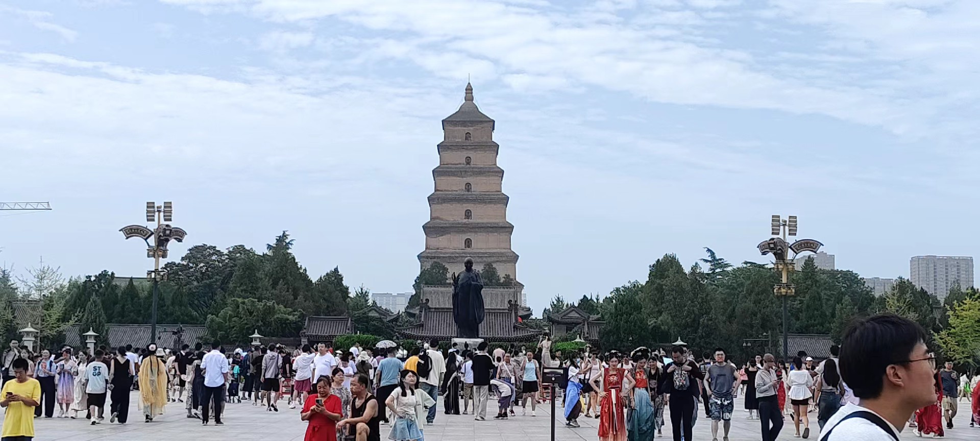 西安是国务院公布的首批国家历史文化名城，有西周、秦、西汉、唐等在内的13个朝代在此建都，是世界四大古都之一，中国古都学会认定的中国建都朝代最多、帝都历史最长的古都。曾经作为中国首都和政治、经济、文化中心长达1100多年。旅游景点有秦始皇兵马俑博物馆、大雁塔、陕西历史博物馆、华清池景区、碑林博物馆等