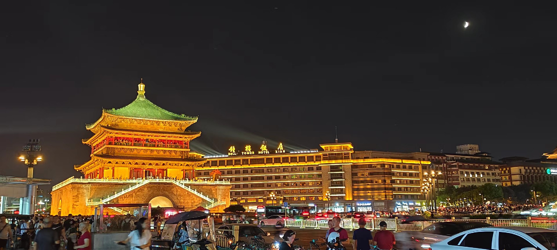 西安是国务院公布的首批国家历史文化名城，有西周、秦、西汉、唐等在内的13个朝代在此建都，是世界四大古都之一，中国古都学会认定的中国建都朝代最多、帝都历史最长的古都。曾经作为中国首都和政治、经济、文化中心长达1100多年。旅游景点有秦始皇兵马俑博物馆、大雁塔、陕西历史博物馆、华清池景区、碑林博物馆等