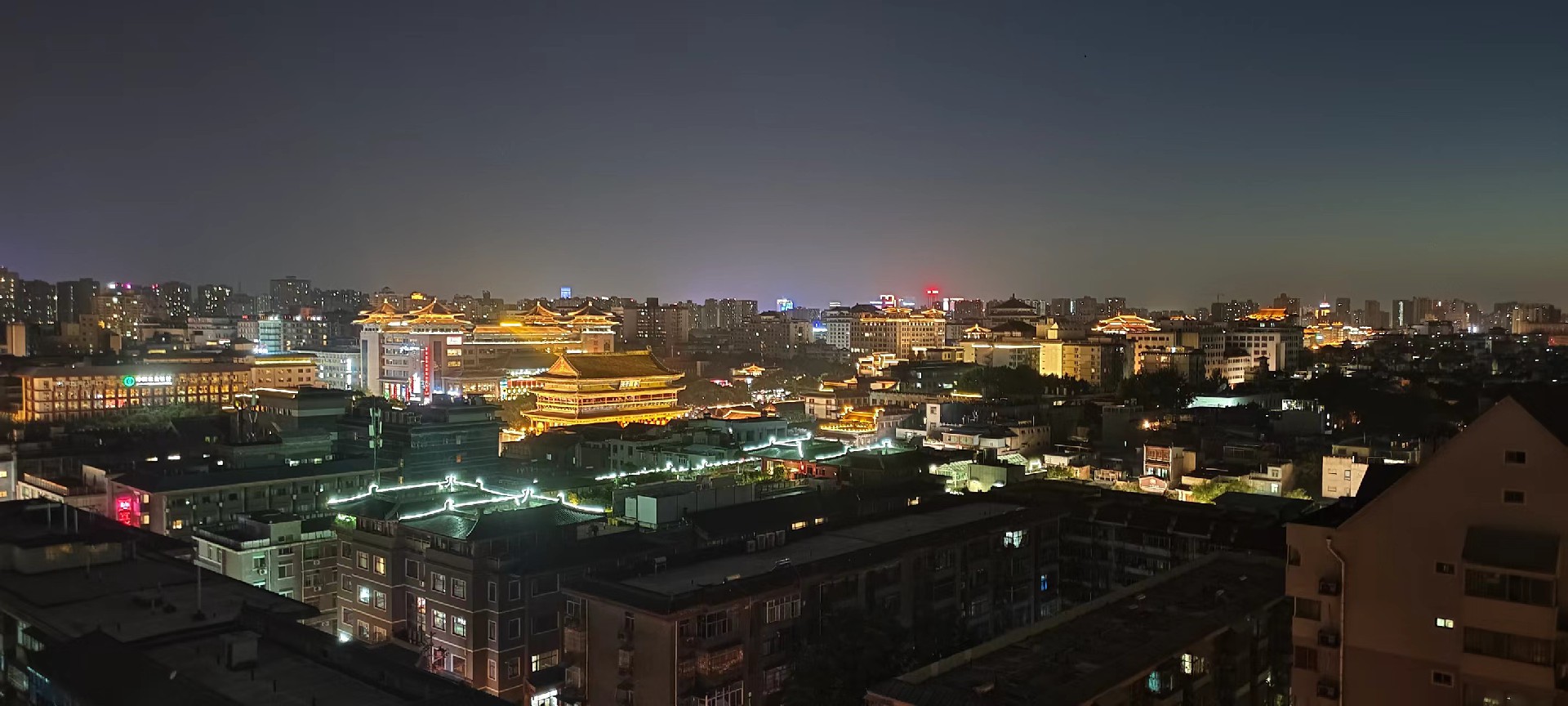 西安是国务院公布的首批国家历史文化名城，有西周、秦、西汉、唐等在内的13个朝代在此建都，是世界四大古都之一，中国古都学会认定的中国建都朝代最多、帝都历史最长的古都。曾经作为中国首都和政治、经济、文化中心长达1100多年。旅游景点有秦始皇兵马俑博物馆、大雁塔、陕西历史博物馆、华清池景区、碑林博物馆等