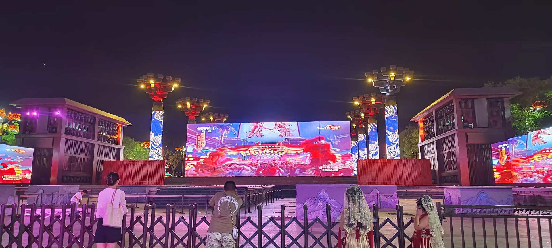 西安是国务院公布的首批国家历史文化名城，有西周、秦、西汉、唐等在内的13个朝代在此建都，是世界四大古都之一，中国古都学会认定的中国建都朝代最多、帝都历史最长的古都。曾经作为中国首都和政治、经济、文化中心长达1100多年。旅游景点有秦始皇兵马俑博物馆、大雁塔、陕西历史博物馆、华清池景区、碑林博物馆等