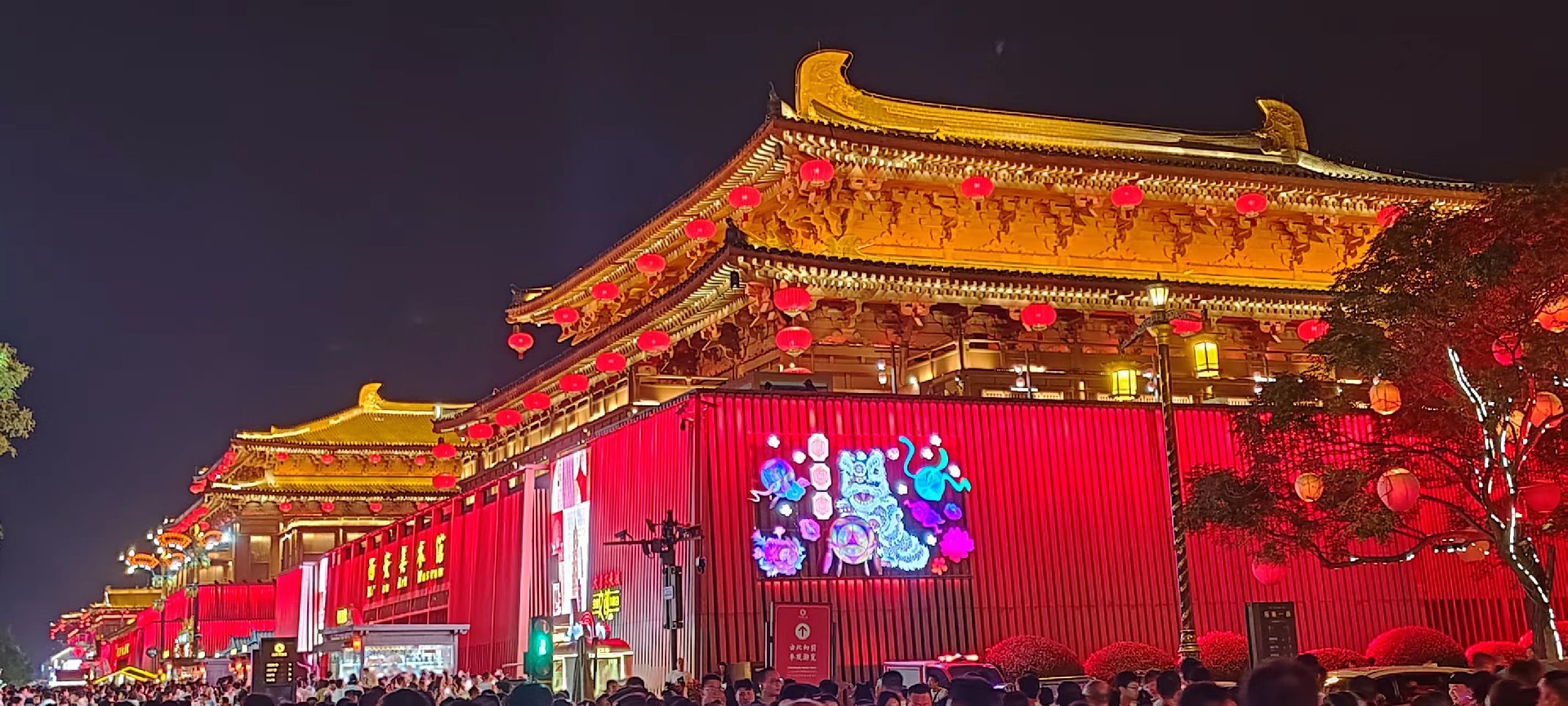 西安是国务院公布的首批国家历史文化名城，有西周、秦、西汉、唐等在内的13个朝代在此建都，是世界四大古都之一，中国古都学会认定的中国建都朝代最多、帝都历史最长的古都。曾经作为中国首都和政治、经济、文化中心长达1100多年。旅游景点有秦始皇兵马俑博物馆、大雁塔、陕西历史博物馆、华清池景区、碑林博物馆等