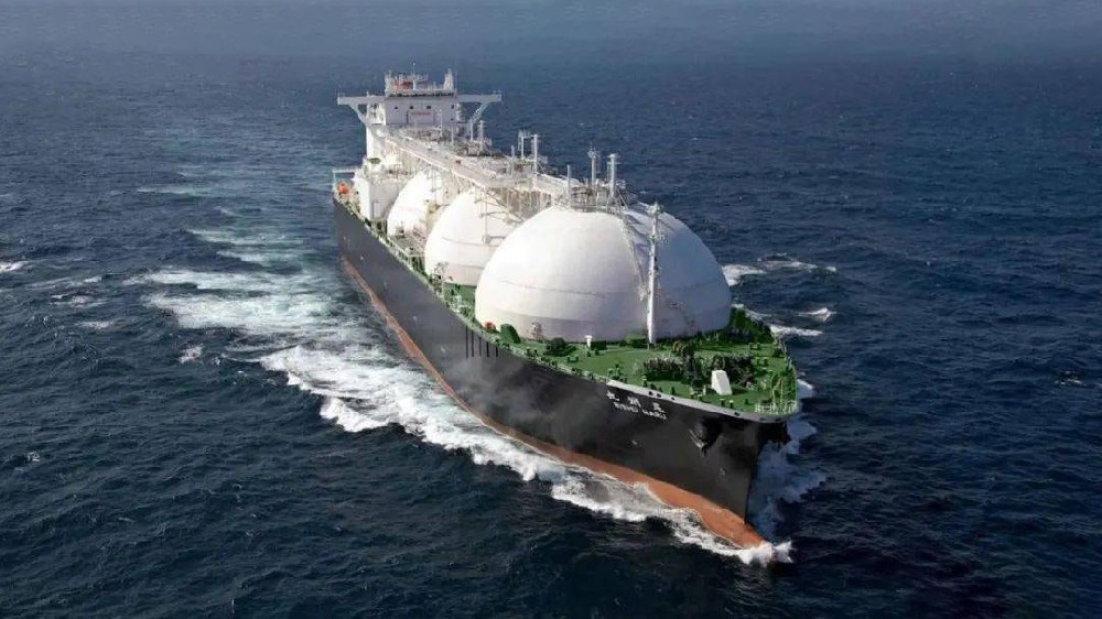  9月20日，在万里长江入海口北侧的江苏省启东市，由南通中集太平洋海洋工程有限公司采用河钢集团舞钢公司高锰钢制造的高锰钢船“GasChemPhoenix”用燃料罐交付使用。舞钢生产的高锰钢率先实现了实船应用，标志着新一代低成本、高性能超低温用国产高锰钢从材料的基础研究向工程应用迈出了坚实的一步，对高锰低温钢的推广和应用具有里程碑式的意义。 LNG（液化天然气）新型低温材料高锰钢，是一种锰含量在22%~25%、不含镍的一种纯奥氏体合金钢，具有良好低温韧性、高强度、高延展性能，相比目前传统LNG船罐材料所用的镍系低温钢，有更加明显的经济效益。因此高锰钢的应用对于LNG船舶制造企业降低生产成本、提升市场竞争力等方面有着重要的实际意义。  本报讯 9月20日，在万里长江入海口北侧的江苏省启东市，由南通中集太平洋海洋工程有限公司采用河钢集团舞钢公司高锰钢制造的国内首台套高锰钢船“GasChemPhoenix”用燃料罐交付使用。舞钢生产的高锰钢在国内率先实现了实船应用，标志着新一代低成本、高性能超低温用国产高锰钢从材料的基础研究向国内工程应用迈出了坚实的一步，对高锰低温钢的推广和应用具有里程碑式的意义。 LNG（液化天然气）新型低温材料高锰钢，是一种锰含量在22%~25%、不含镍的一种纯奥氏体合金钢，具有良好低温韧性、高强度、高延展性能，相比目前传统LNG船罐材料所用的镍系低温钢，有更加明显的经济效益。因此高锰钢的应用对于LNG船舶制造企业降低生产成本、提升市场竞争力等方面有着重要的实际意义。  1728719721157406.jpg  为助力国家清洁能源水上应用，落实河钢集团战略部署，舞钢作为中国特钢生产基地，于2019年在国内率先工业化生产出不同厚度规格（8毫米~63.5毫米）的高锰钢板。经中国船舶重工集团公司某研究所检验，该产品塑韧性优良，指标远超IMO（国际海事组织）和船规的最新要求，达到国际先进水平，打破了国外长期垄断船用LNG高锰钢的局面，率先填补了国内该种钢材生产技术空白。 2022年以来，为了加速高锰钢实船应用，由船级社、舞钢、南通中集太平洋海洋工程有限公司及研究院所等单位共同组建联合研发团队，突破了高锰钢的材料性能调控、焊材研发匹配、储罐成型制备等一系列技术瓶颈，并发布了产品标准和应用指南，实现了我国高锰钢从材料到应用全产业链条的原始创新。  为助力国家清洁能源水上应用，落实河钢集团战略部署，舞钢作为中国特钢生产基地，于2019年工业化生产出不同厚度规格（8毫米~63.5毫米）的高锰钢板。经中国船舶重工集团公司某研究所检验，该产品塑韧性优良，指标远超IMO（国际海事组织）和船规的更新要求，达到国际先进水平，打破了国外长期垄断船用LNG高锰钢的局面，率先填补了该种钢材生产技术空白。 2022年以来，为了加速高锰钢实船应用，由船级社、舞钢、南通中集太平洋海洋工程有限公司及研究院所等单位共同组建联合研发团队，突破了高锰钢的材料性能调控、焊材研发匹配、储罐成型制备等一系列技术瓶颈，并发布了产品标准和应用指南，实现了我国高锰钢从材料到应用全产业链条的原始创新。