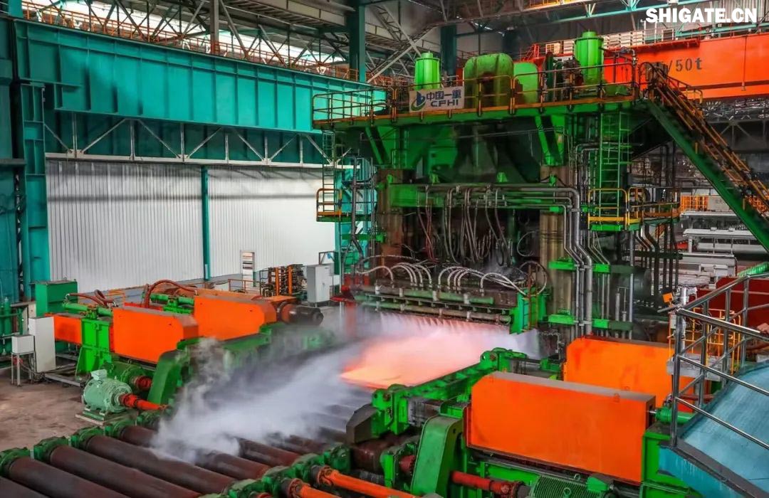 近日,河钢集团舞钢公司研发生产的大厚度、技术难度碳锰钒SA737系列容器钢板顺利交付某重点客户,钢板的各项性能指标均达到国内水平,成功实现“国内首发”。该产品在舞钢公司批量生产成功,对于巩固并扩大舞钢公司品种优势,引领宽厚板行业质量发展具有十分重要的意义。 近日,河钢集团舞钢公司研发生产的大厚度、技术难度碳锰钒SA737系列容器钢板顺利交付某重点客户,钢板的各项性能指标均达到国内水平,成功实现“国内首发”。该产品在舞钢公司批量生产成功,对于巩固并扩大舞钢公司品种优势,引领宽厚板行业质量发展具有十分重要的意义。