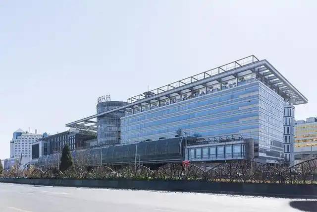 钢铁行业是全球工业体系中的重要支柱之一,其产品广泛应用于基础设施建设、机械制造、汽车工业等领域。随着全球工业化进程的不断深入,钢铁行业呈现出国际化竞争格局。在众多钢铁制造企业中,有6家公司以其出色的经营业绩和强大的市场地位脱颖而出,成为了世界钢铁制造业的领军企业。