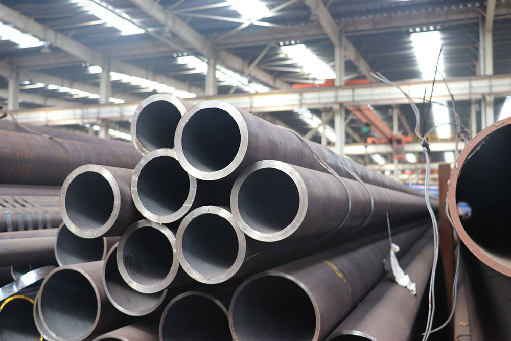 无缝管是一种具有中空截面、周边没有接缝的长条钢材。钢管具有中空截面，大量用作输送流体的管道，如输送石油、天然气、煤气、水及某些固体物料的管道等。钢管与圆钢等实心钢材相比，在抗弯抗扭强度相同时，重量较轻，是一种经济截面钢材，广泛用于制造结构件和机械零件，如石油钻杆、汽车传动轴、自行车架以及建筑施工中用的钢脚手架等。用钢管制造环形零件，可提高材料利用率，简化制造工序，节约材料和加工工时，如滚动轴承套圈、千斤顶套等，目前已广泛用钢管来制造。钢管还是各种常规武器不可缺少的材料，枪管、炮筒等都要钢管来制造。钢管按横截面积形状的不同可分为圆管和异型管。由于在周长相等的条件下，圆面积大，用圆形管可以输送更多的流体。此外，圆环截面在承受内部或外部径向压力时，受力较均匀，因此，绝大多数钢管是圆管。