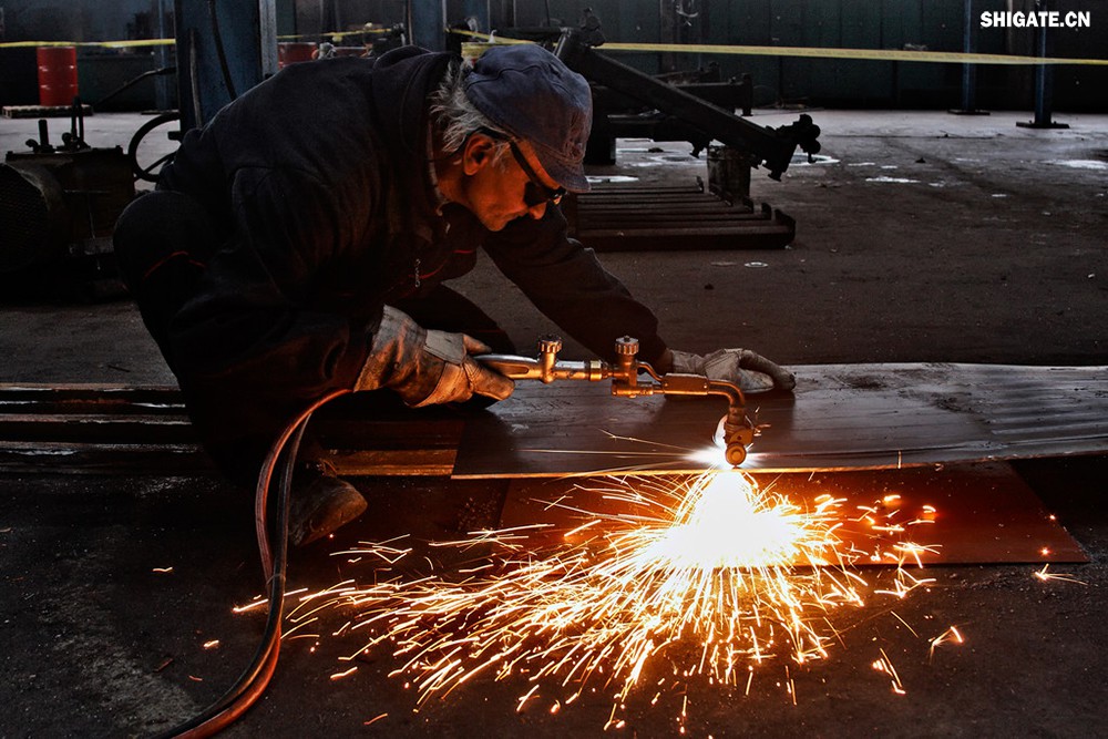 在工业生产中，钢板切割是一项至关重要的工艺，广泛应用于机械制造、建筑、桥梁建设等多个领域。为了满足不同项目的需求，钢板切割采用了多种加工方式。本文将详细介绍钢板切割中常见的几种加工方式，包括火焰切割、激光切割、等离子切割、水刀切割以及机械切割等。    一、火焰切割    火焰切割是利用氧气和乙炔的燃烧产生的高温火焰来切割钢板的一种加工方式。在切割过程中，火焰将钢板局部加热至熔化状态，同时氧气流将熔化的金属吹走，形成切口。火焰切割设备相对简单，成本低廉，适用于切割厚度较大的钢板。然而，由于切割过程中产生的热影响区较大，易导致钢板变形和材质变化，因此精度和表面质量相对较低。          二、激光切割    激光切割是利用高功率密度的激光束照射钢板表面，使钢板迅速熔化、汽化或达到点燃点，同时以高速气流将熔化或燃烧的金属吹走，形成切口。激光切割具有切割速度快、精度高、热影响区小等优点，特别适用于切割薄板和中厚板。此外，激光切割还能实现自动化和智能化生产，提高生产效率。            三、等离子切割    等离子切割是利用高温、高速度的等离子气体流对钢板进行切割的一种加工方式。在切割过程中，等离子气体流将钢板局部熔化，并通过气流将熔化的金属吹走。等离子切割适用于切割中厚板和厚板，具有切割速度快、热影响区小、切口平整等优点。然而，等离子切割设备的成本较高，维护也相对复杂。    四、水刀切割    水刀切割是利用高压水流对钢板进行切割的一种加工方式。在切割过程中，高压水流将钢板局部冲蚀，形成切口。水刀切割具有切割精度高、表面质量好、无热影响区等优点，特别适用于切割薄板和对表面质量要求较高的项目。此外，水刀切割还能实现绿色生产，减少环境污染。    五、机械切割    机械切割是利用切割机械对钢板进行切割的一种加工方式，如锯床切割、铣床切割等。机械切割适用于切割各种厚度和材质的钢板，具有切割精度高、切口平整、适应性强等优点。然而，机械切割的速度相对较慢，生产效率较低，且对于较厚的钢板，切割难度较大。            在选择钢板切割加工方式时，需要根据项目的具体需求、钢板的厚度和材质、生产效率和成本等因素进行综合考虑。对于要求高精度、高表面质量的切割项目，激光切割和水刀切割是较为理想的选择；对于切割厚度较大、对表面质量要求不高的项目，火焰切割和等离子切割则更具优势；而对于需要灵活应对各种切割需求的场景，机械切割则是一种可靠的选择。    总之，随着科技的不断进步和工业生产的不断发展，钢板切割加工方式也在不断创新和完善。了解各种加工方式的优缺点，并根据实际需求选择合适的加工方式，对于提高钢板切割的质量和效率具有重要意义。