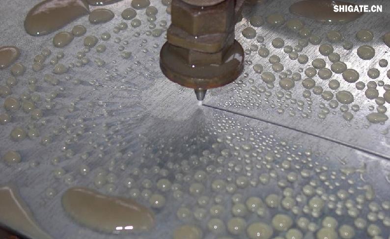 在工业生产中，钢板切割是一项至关重要的工艺，广泛应用于机械制造、建筑、桥梁建设等多个领域。为了满足不同项目的需求，钢板切割采用了多种加工方式。本文将详细介绍钢板切割中常见的几种加工方式，包括火焰切割、激光切割、等离子切割、水刀切割以及机械切割等。    一、火焰切割    火焰切割是利用氧气和乙炔的燃烧产生的高温火焰来切割钢板的一种加工方式。在切割过程中，火焰将钢板局部加热至熔化状态，同时氧气流将熔化的金属吹走，形成切口。火焰切割设备相对简单，成本低廉，适用于切割厚度较大的钢板。然而，由于切割过程中产生的热影响区较大，易导致钢板变形和材质变化，因此精度和表面质量相对较低。          二、激光切割    激光切割是利用高功率密度的激光束照射钢板表面，使钢板迅速熔化、汽化或达到点燃点，同时以高速气流将熔化或燃烧的金属吹走，形成切口。激光切割具有切割速度快、精度高、热影响区小等优点，特别适用于切割薄板和中厚板。此外，激光切割还能实现自动化和智能化生产，提高生产效率。            三、等离子切割    等离子切割是利用高温、高速度的等离子气体流对钢板进行切割的一种加工方式。在切割过程中，等离子气体流将钢板局部熔化，并通过气流将熔化的金属吹走。等离子切割适用于切割中厚板和厚板，具有切割速度快、热影响区小、切口平整等优点。然而，等离子切割设备的成本较高，维护也相对复杂。    四、水刀切割    水刀切割是利用高压水流对钢板进行切割的一种加工方式。在切割过程中，高压水流将钢板局部冲蚀，形成切口。水刀切割具有切割精度高、表面质量好、无热影响区等优点，特别适用于切割薄板和对表面质量要求较高的项目。此外，水刀切割还能实现绿色生产，减少环境污染。    五、机械切割    机械切割是利用切割机械对钢板进行切割的一种加工方式，如锯床切割、铣床切割等。机械切割适用于切割各种厚度和材质的钢板，具有切割精度高、切口平整、适应性强等优点。然而，机械切割的速度相对较慢，生产效率较低，且对于较厚的钢板，切割难度较大。            在选择钢板切割加工方式时，需要根据项目的具体需求、钢板的厚度和材质、生产效率和成本等因素进行综合考虑。对于要求高精度、高表面质量的切割项目，激光切割和水刀切割是较为理想的选择；对于切割厚度较大、对表面质量要求不高的项目，火焰切割和等离子切割则更具优势；而对于需要灵活应对各种切割需求的场景，机械切割则是一种可靠的选择。    总之，随着科技的不断进步和工业生产的不断发展，钢板切割加工方式也在不断创新和完善。了解各种加工方式的优缺点，并根据实际需求选择合适的加工方式，对于提高钢板切割的质量和效率具有重要意义。