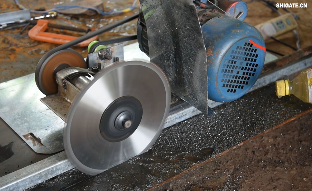 在工业生产中，钢板切割是一项至关重要的工艺，广泛应用于机械制造、建筑、桥梁建设等多个领域。为了满足不同项目的需求，钢板切割采用了多种加工方式。本文将详细介绍钢板切割中常见的几种加工方式，包括火焰切割、激光切割、等离子切割、水刀切割以及机械切割等。    一、火焰切割    火焰切割是利用氧气和乙炔的燃烧产生的高温火焰来切割钢板的一种加工方式。在切割过程中，火焰将钢板局部加热至熔化状态，同时氧气流将熔化的金属吹走，形成切口。火焰切割设备相对简单，成本低廉，适用于切割厚度较大的钢板。然而，由于切割过程中产生的热影响区较大，易导致钢板变形和材质变化，因此精度和表面质量相对较低。          二、激光切割    激光切割是利用高功率密度的激光束照射钢板表面，使钢板迅速熔化、汽化或达到点燃点，同时以高速气流将熔化或燃烧的金属吹走，形成切口。激光切割具有切割速度快、精度高、热影响区小等优点，特别适用于切割薄板和中厚板。此外，激光切割还能实现自动化和智能化生产，提高生产效率。            三、等离子切割    等离子切割是利用高温、高速度的等离子气体流对钢板进行切割的一种加工方式。在切割过程中，等离子气体流将钢板局部熔化，并通过气流将熔化的金属吹走。等离子切割适用于切割中厚板和厚板，具有切割速度快、热影响区小、切口平整等优点。然而，等离子切割设备的成本较高，维护也相对复杂。    四、水刀切割    水刀切割是利用高压水流对钢板进行切割的一种加工方式。在切割过程中，高压水流将钢板局部冲蚀，形成切口。水刀切割具有切割精度高、表面质量好、无热影响区等优点，特别适用于切割薄板和对表面质量要求较高的项目。此外，水刀切割还能实现绿色生产，减少环境污染。    五、机械切割    机械切割是利用切割机械对钢板进行切割的一种加工方式，如锯床切割、铣床切割等。机械切割适用于切割各种厚度和材质的钢板，具有切割精度高、切口平整、适应性强等优点。然而，机械切割的速度相对较慢，生产效率较低，且对于较厚的钢板，切割难度较大。            在选择钢板切割加工方式时，需要根据项目的具体需求、钢板的厚度和材质、生产效率和成本等因素进行综合考虑。对于要求高精度、高表面质量的切割项目，激光切割和水刀切割是较为理想的选择；对于切割厚度较大、对表面质量要求不高的项目，火焰切割和等离子切割则更具优势；而对于需要灵活应对各种切割需求的场景，机械切割则是一种可靠的选择。    总之，随着科技的不断进步和工业生产的不断发展，钢板切割加工方式也在不断创新和完善。了解各种加工方式的优缺点，并根据实际需求选择合适的加工方式，对于提高钢板切割的质量和效率具有重要意义。