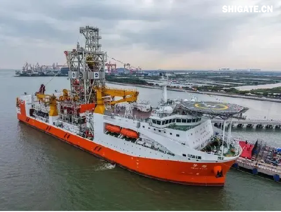 我国自主设计建造的首艘大洋钻探船“梦想”号于2024年11月17日在广州正式入列，标志着我国深海探测关键技术装备取得重大突破。“梦想”号钻采系统居国际领先水平，钻深可达11000米，具备4种钻探模式和3种取芯方式，有望助力科学家实现“打穿地壳、进入地球深部”的梦想，为我国实施深海资源勘探、关键技术装备研发以及科学家开展大洋科学钻探研究提供重大平台支撑。在项目建设过程中，为了满足其核心部位——船舶换热器、制冷系统制造用钢需求，舞钢公司发挥专业技术优势，制订特殊的工艺方案：在冶炼环节创新冶炼工艺，严控钢水内部夹杂物；在轧制和热处理环节创新实施3项独有的工艺，确保了钢板各项性能指标完全满足使用要求，且比普通合同提前10天交货。 