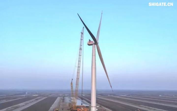 1月11日,更大功率等级的漂浮式风电机组——中国中车“启航号”在山东东营风电装备测试认证创新基地吊装成功,标志着我国在海上超大型风机的探索迈出重要一步。该项目风电机组的配套塔筒是全球直径更大、重量更重的塔筒型号,所用钢板由河钢集团舞钢公司独家提供。 1月11日,更大功率等级的漂浮式风电机组——中国中车“启航号”在山东东营风电装备测试认证创新基地吊装成功,标志着我国在海上超大型风机的探索迈出重要一步。该项目风电机组的配套塔筒是全球直径更大、重量更重的塔筒型号,所用钢板由河钢集团舞钢公司独家提供。