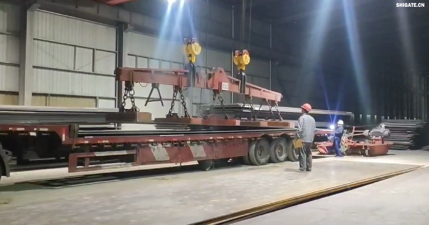 对于迈入2024年的钢材市场而言，哪些因素是确定的？哪些因素是不确定的？  从需求来看，2024年，国内宏观经济继续恢复向好，总体保持回升态势，各项涉钢指标转暖预期强烈。在此背景下，预计钢材需求总量（含出口）稳定增长的态势不会改变。为实现新年“开门红”，新的刺激政策有望加速出台，再加上稳增长政策措施效应延续，预计2024年第1季度钢材需求表现不会太差。  根据2023年11月份全国PMI（采购经理指数）显示，生产指数持续扩张，耗钢行业指标处于高位水平；建筑业商务活动指数高位增长，建筑业施工进度继续加快等，这些因素在一定程度上预示着开年钢材需求向好的态势。乐观来看，2024年第1季度需求有同比增长3%的可能。