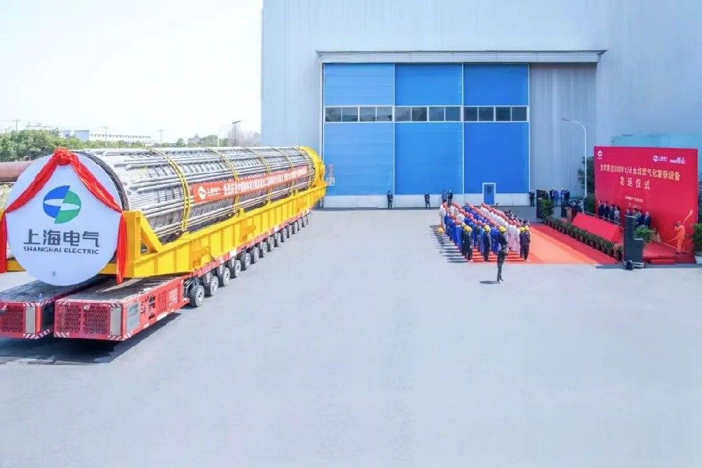 舞钢公司结合行业趋势和企业定位,快速调整工作思路,把特钢思路作为企业经营的“法宝”,努力走好产品路线。在深入走访市场的过程中,舞钢公司了解到某客户计划设计制造日处理量达3000吨的水煤浆气化废锅设备,由于各项技术要求比较高,其专利方美国Ap公司曾要求采用进口钢铁材料制造该台设备。舞钢公司与该客户和美国Ap公司进行多轮次深度交流,充分发挥自身在容器钢板领域的技术优势,为客户研发契合设计要求的钢铁材料,赢得了客户和美国Ap公司的认可。在生产过程中,舞钢公司效益产品攻关团队和产线人员密切配合,根据产线实际,创新工艺、生产流程,严格过程质量管控,确保了该批容器钢板各项质量指标完全满足客户需求。 舞钢公司结合行业趋势和企业定位,快速调整工作思路,把特钢思路作为企业经营的“法宝”,努力走好产品路线。在深入走访市场的过程中,舞钢公司了解到某客户计划设计制造日处理量达3000吨的水煤浆气化废锅设备,由于各项技术要求比较高,其专利方美国Ap公司曾要求采用进口钢铁材料制造该台设备。舞钢公司与该客户和美国Ap公司进行多轮次深度交流,充分发挥自身在容器钢板领域的技术优势,为客户研发契合设计要求的钢铁材料,赢得了客户和美国Ap公司的认可。在生产过程中,舞钢公司效益产品攻关团队和产线人员密切配合,根据产线实际,创新工艺、生产流程,严格过程质量管控,确保了该批容器钢板各项质量指标完全满足客户需求。