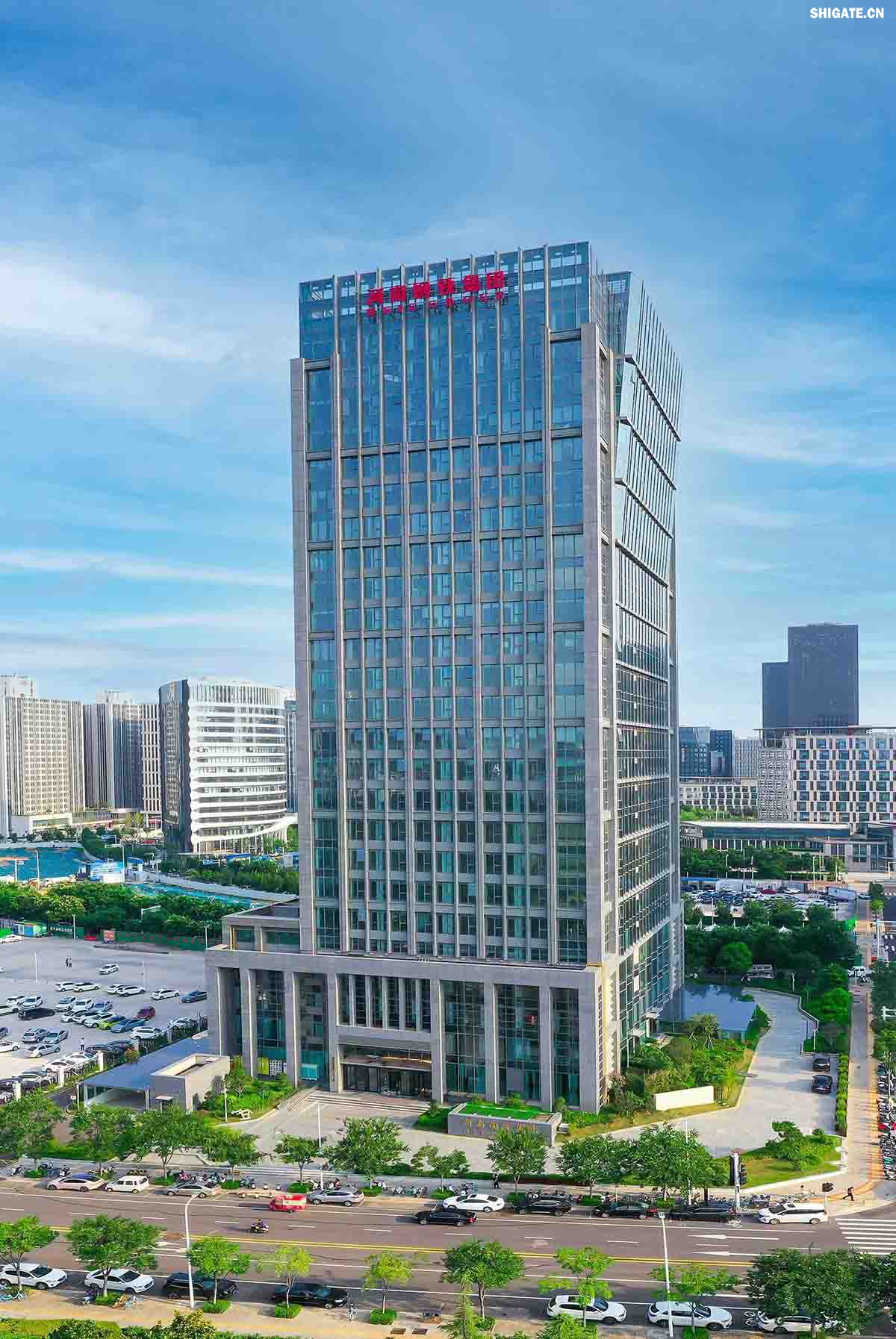 河南钢铁集团有限公司（以下简称河南钢铁集团）2023年3月1日注册成立，注册资本为人民币200亿元，旗下有安钢股份公司、周口钢铁公司（周钢）、洛阳铜加工集团、舞阳矿业公司等子企业。薄学斌同志任董事长。河南钢铁集团是省委、省政府为推动全省钢铁产业转型提质、结构调整和布局优化，而作出的重大决策。河南钢铁集团的核心企业安钢始建于1958年，是新中国第一批重点建设的钢铁企业，为河南经济社会发展作出了不可磨灭的历史性贡献。2023年12月，洛阳铜加工集团有限责任公司加入集团大家庭，开启了全省钢铁、有色产业融合发展新征程；2024年7月，集团进入省管重要骨干企业序列，肩负起带动全省钢铁产业转型提质、结构调整、布局优化和推进全省钢铝铜镁融合发展的重要使命。