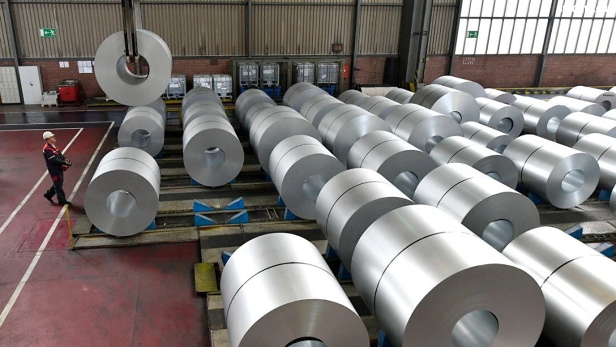 你听说过欧洲"钢铁心脏"萎缩的消息吗？为什么曾经强大的欧盟钢铁产业如今正在迅速崩塌？特朗普政府重启的25%钢铁关税究竟给欧洲造成了多大冲击？在全球贸易保护主义重燃的今天，欧盟的惨痛教训对中国有何警示意义？数据显示，2025年一季度，欧盟对美钢铁出口同比骤降42%，损失约150万吨订单和45亿欧元收入。与此同时，中国钢铁却逆势增长，2024年出口量突破1.11亿吨，创下8年来新高。这背后有哪些产业链布局的深层差异？中国又该如何从欧盟的失败中吸取经验，打赢未来全球贸易的三大突围战？