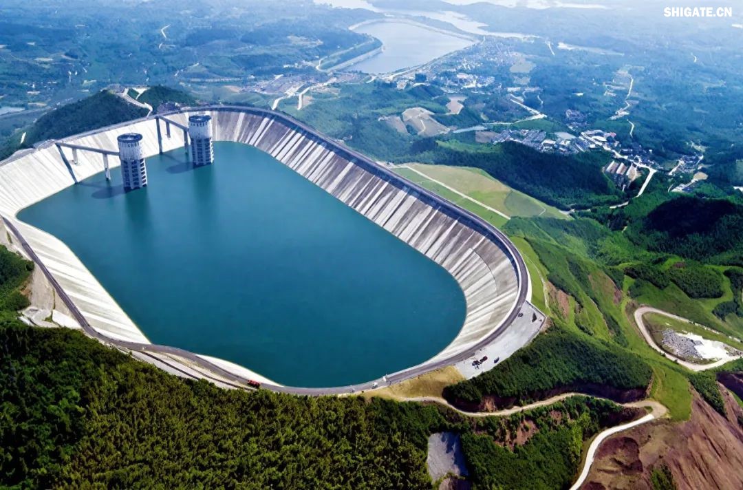 近日，舞钢公司研制生产的一批340mm厚Q500D-Z35水电钢板成功交付客户，将用于国家水电项目——垣曲抽水蓄能电站关键部位建设。该批次产品在厚度规格与性能特性方面实现突破，为我国水电工程关键部位建设提供了坚实材料保障，获得用户好评。