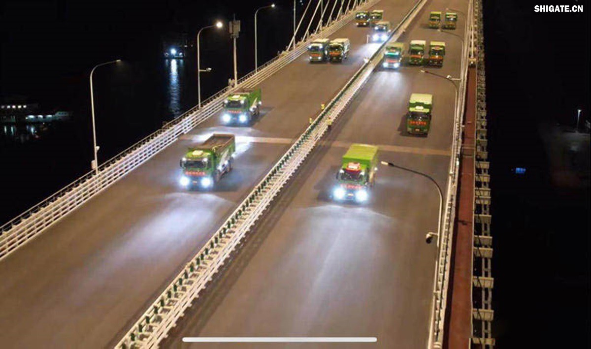 6月16日22时，大跨度斜拉桥——常泰长江大桥灯火通明，车声轰鸣，一场通车前的“极限挑战”正紧张进行。30辆总重达1200吨的四轴加载车，分批列队驶上桥面预先划定的停靠点，并由提前布置在桥梁各关键部位的869个传感器开展实时监测，采集测试数据。由此，大桥跨江公铁合建段主桥桥梁荷载试验全面启动。