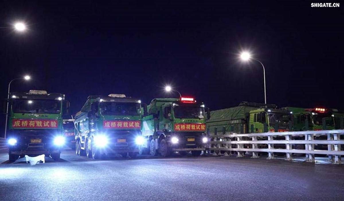 6月16日22时，大跨度斜拉桥——常泰长江大桥灯火通明，车声轰鸣，一场通车前的“极限挑战”正紧张进行。30辆总重达1200吨的四轴加载车，分批列队驶上桥面预先划定的停靠点，并由提前布置在桥梁各关键部位的869个传感器开展实时监测，采集测试数据。由此，大桥跨江公铁合建段主桥桥梁荷载试验全面启动。