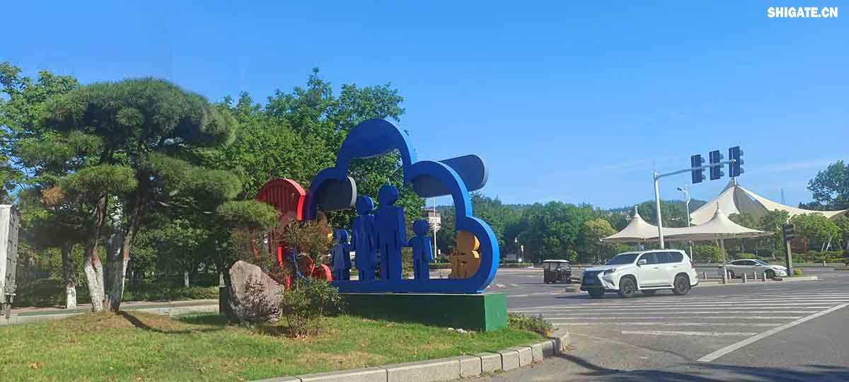 城市绿化美化突出高质量。舞钢市先后组织实施了四期绿化基础工程:拆墙透绿工程；庭院绿化工程；市区主干道和两侧风景林绿化工程。兴建了迎宾广场、建中广场、矿山文化广场、翠竹园、奋飞广场、鑫源广场、桃花园等13处广场游园，有38个单位达到省级庭院绿化标准。市区绿地面积由创建前的5.6万平方米增至现在的212.8万平方米。人均公共绿地面积由创建前的0.6平方米增至现在的21.28平方米。城市绿地覆盖面积达3.91平方公里，绿化覆盖率达35.55％，绿地率达34.15％，居河南省县市之首，极大地改善了城市环境，满足了城市居民休息、娱乐的需要。  城市夜间景观突出高档次。实施城市道路灯光工程，全市共安装各种型号礼花灯160余盏，建筑轮廓霓虹灯、单位名称霓虹灯270多处，临街酒店、门店霓虹灯、灯箱等359处，投入资金总计1200多万元。初步形成了行政中心庄重大方，城市主干道华丽辉煌，文化娱乐区浪漫温馨，街道小巷流光溢彩的城市灯光景观体系。2005年年底市政府又投资400多万元实施了餐饮一条街霓虹灯工程和彩色音乐水幕喷泉工程，其中音乐水幕喷泉的长度和高度均为中原之最。