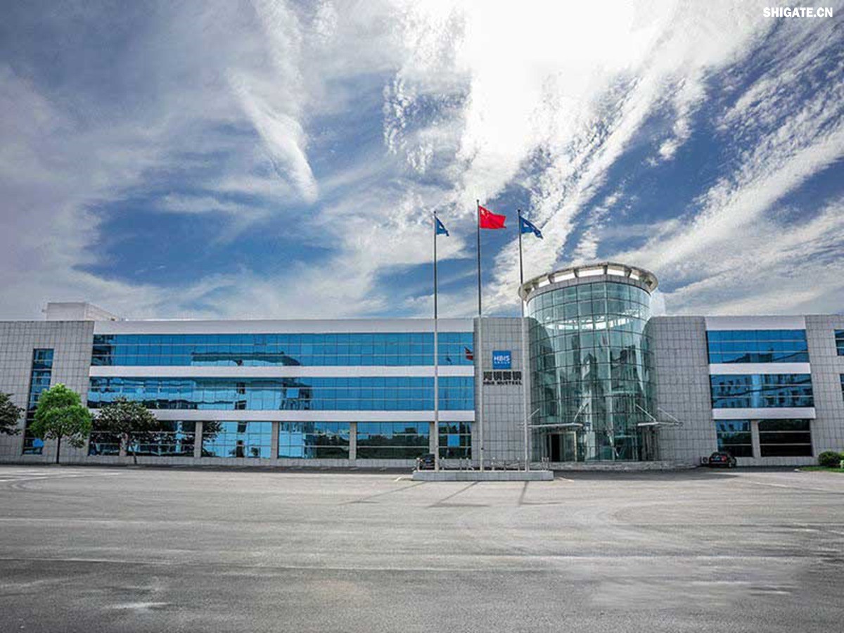 河钢舞钢积极发挥技术优势，打造更多“单打冠军”产品。成立高难要求SA516Gr70小微攻关团队，采用专用成分设计、一体化特殊工艺，攻克相关技术难题，不断提高产品质量，研发出更高技术含量的高附加值产品，满足客户的个性化需求。在今年5月，河钢舞钢为客户研发出厚度203mm、技术含量在当时均创同类钢板之更的高性能SA516Gr70，助力我国重点PTA（精对苯二甲酸）项目建设。短短三个月，便再次实现突破，成功生产304mm厚SA516Gr70钢板，实现高难要求容器用钢SA516Gr70从8mm到304mm厚度规格的全覆盖。钢板具备优良冲击温度性能，可广泛应用于常温到零下52摄氏度的环境，耐高温模焊时间可达26小时。产品不仅在重点工程项目得到应用，还远销海外，获得市场高度认可。