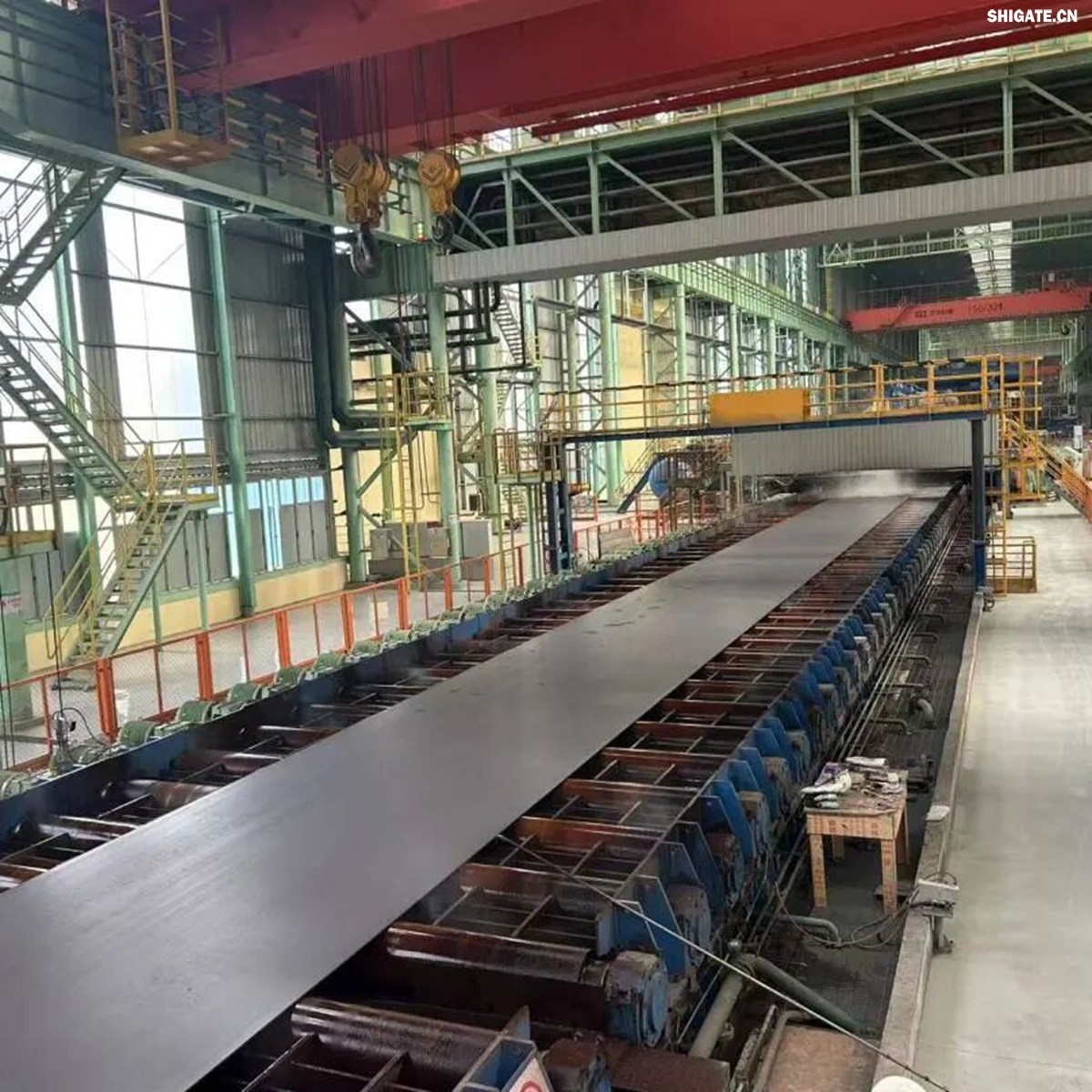 12月2日，周口基地传来喜讯——其宽厚板产线先后完成了14mm、12mm规格钢板的首次轧制，此次试轧的低温压力容器钢板09MnNiDR和工程机械用钢Q355B两种牌号钢板均顺利下线，经严格检测，各项指标均超过标准要求。这一突破标志着该基地双超宽机架产线在6mm至300mm宽厚板的规格拓展征程中迈出了坚实的一步，好产品的覆盖范围得以进一步扩大。    