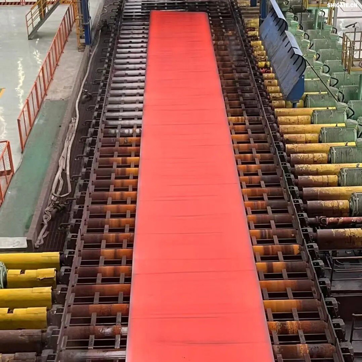 12月2日，周口基地传来喜讯——其宽厚板产线先后完成了14mm、12mm规格钢板的首次轧制，此次试轧的低温压力容器钢板09MnNiDR和工程机械用钢Q355B两种牌号钢板均顺利下线，经严格检测，各项指标均超过标准要求。这一突破标志着该基地双超宽机架产线在6mm至300mm宽厚板的规格拓展征程中迈出了坚实的一步，好产品的覆盖范围得以进一步扩大。    