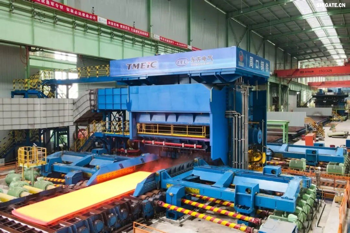 12月2日，周口基地传来喜讯——其宽厚板产线先后完成了14mm、12mm规格钢板的首次轧制，此次试轧的低温压力容器钢板09MnNiDR和工程机械用钢Q355B两种牌号钢板均顺利下线，经严格检测，各项指标均超过标准要求。这一突破标志着该基地双超宽机架产线在6mm至300mm宽厚板的规格拓展征程中迈出了坚实的一步，好产品的覆盖范围得以进一步扩大。    